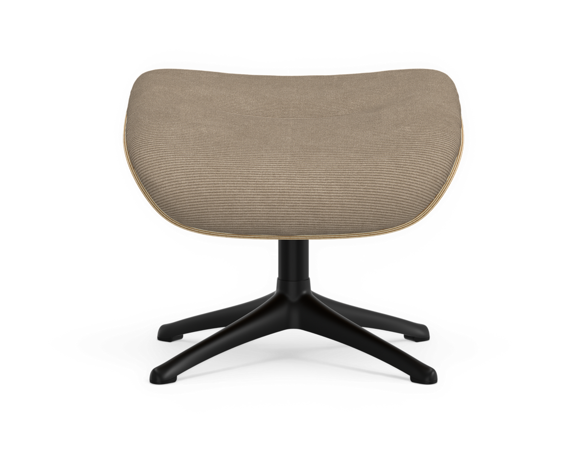 Beige polstret fodskammel med sort firebenet metalbase, frilagt på hvid baggrund.