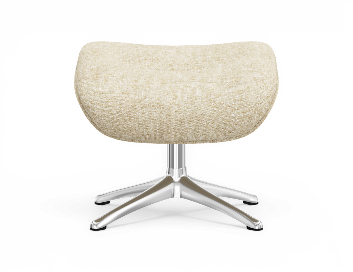 Beige polstret fodskammel med skålformet sæde og forkromet firestjernet stel på hvid baggrund.