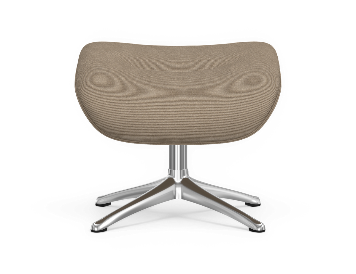 Beige fodskammel i rillet tekstil med poleret firestjernet aluminiumsfod, frontvisning, frilagt.