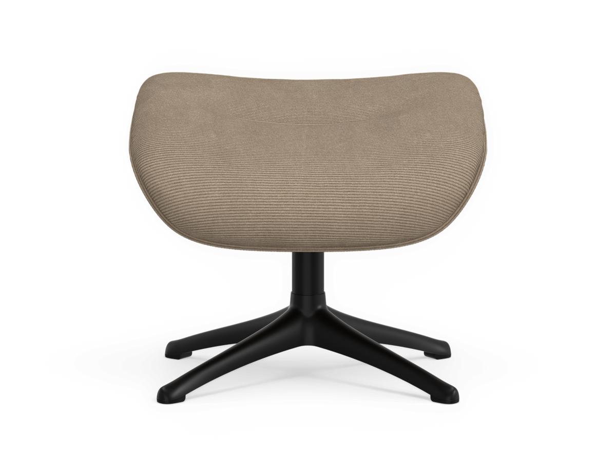 Beige polstret fodskammel i rillet stof med sort firebenet krydsfod, frilagt på hvid baggrund.