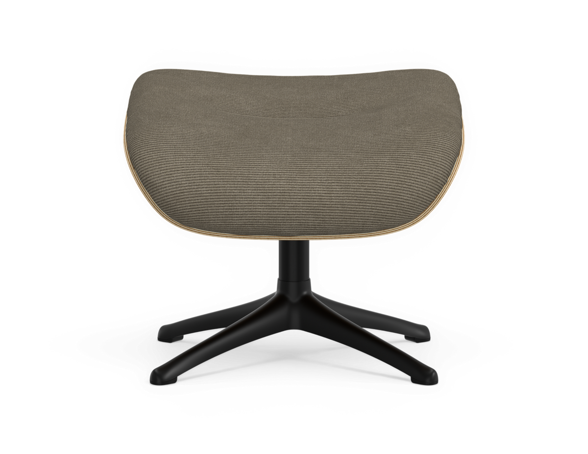 Moderne fodskammel med beige stofsæde og sort firestjernet metalfod på hvid baggrund.
