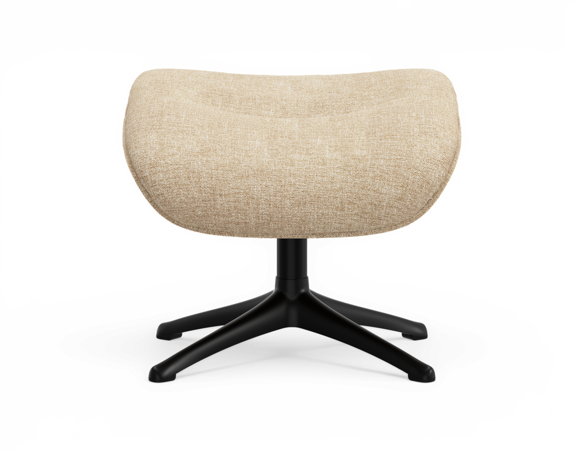 Beige fodskammel med buet sæde og sort firestjernet fod, frilagt mod hvid baggrund.