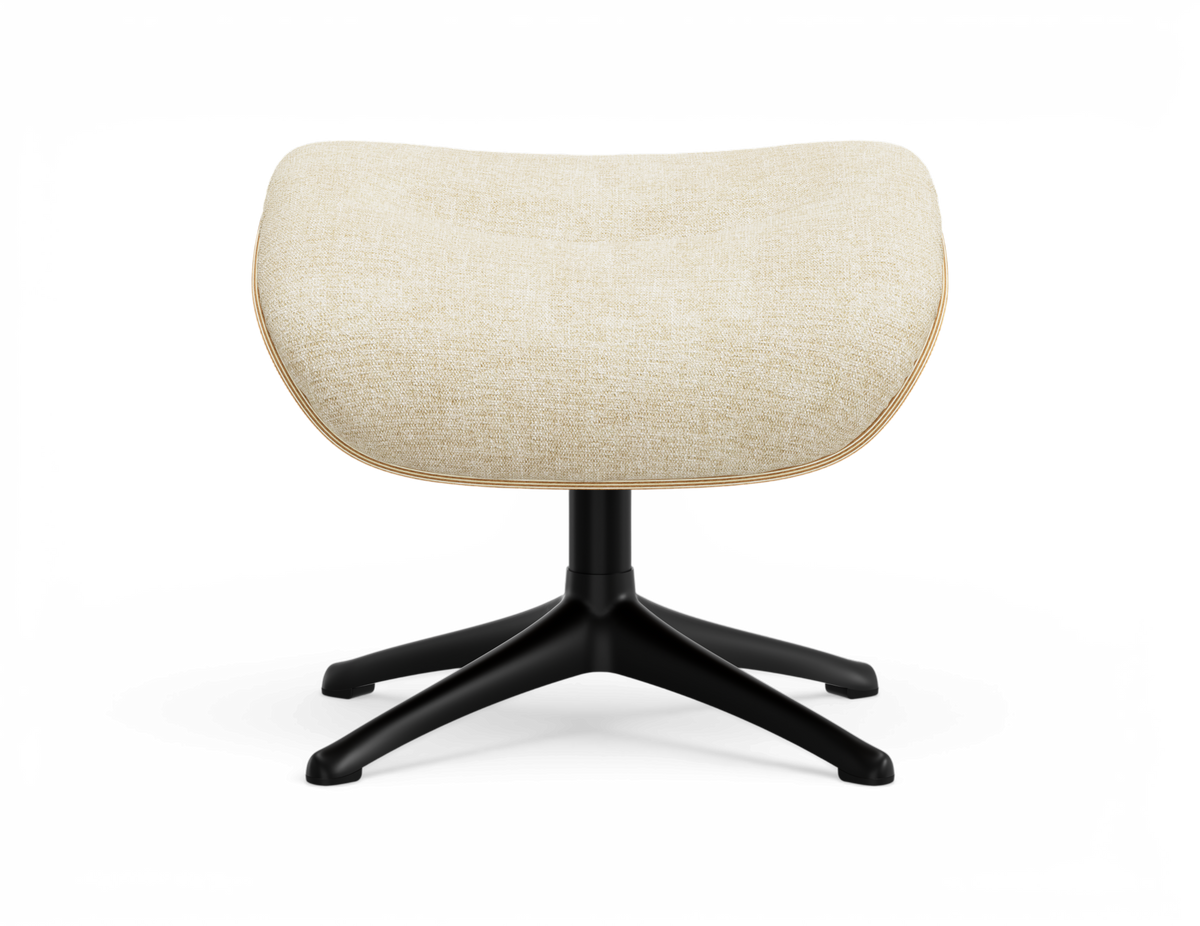 Beige fodskammel/ottoman med tekstilbetræk og sort firebenet krydsfod, frilagt på hvid baggrund.