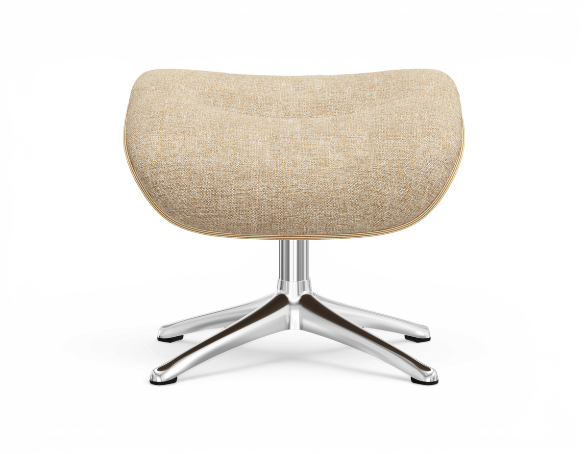 Beige polstret skammel/fodpall med forkromet firestjernet base, frilagt på hvid baggrund, set forfra.