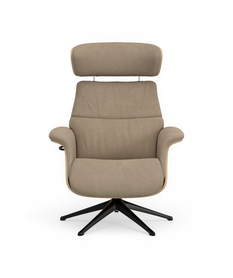 Beige loungestol med justerbar nakkestøtte og sort femtakket drejefod, frontvisning på frilagt baggrund.