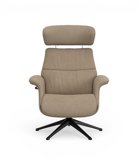Forfra af beige loungestol med nakkestøtte og sort drejefod.