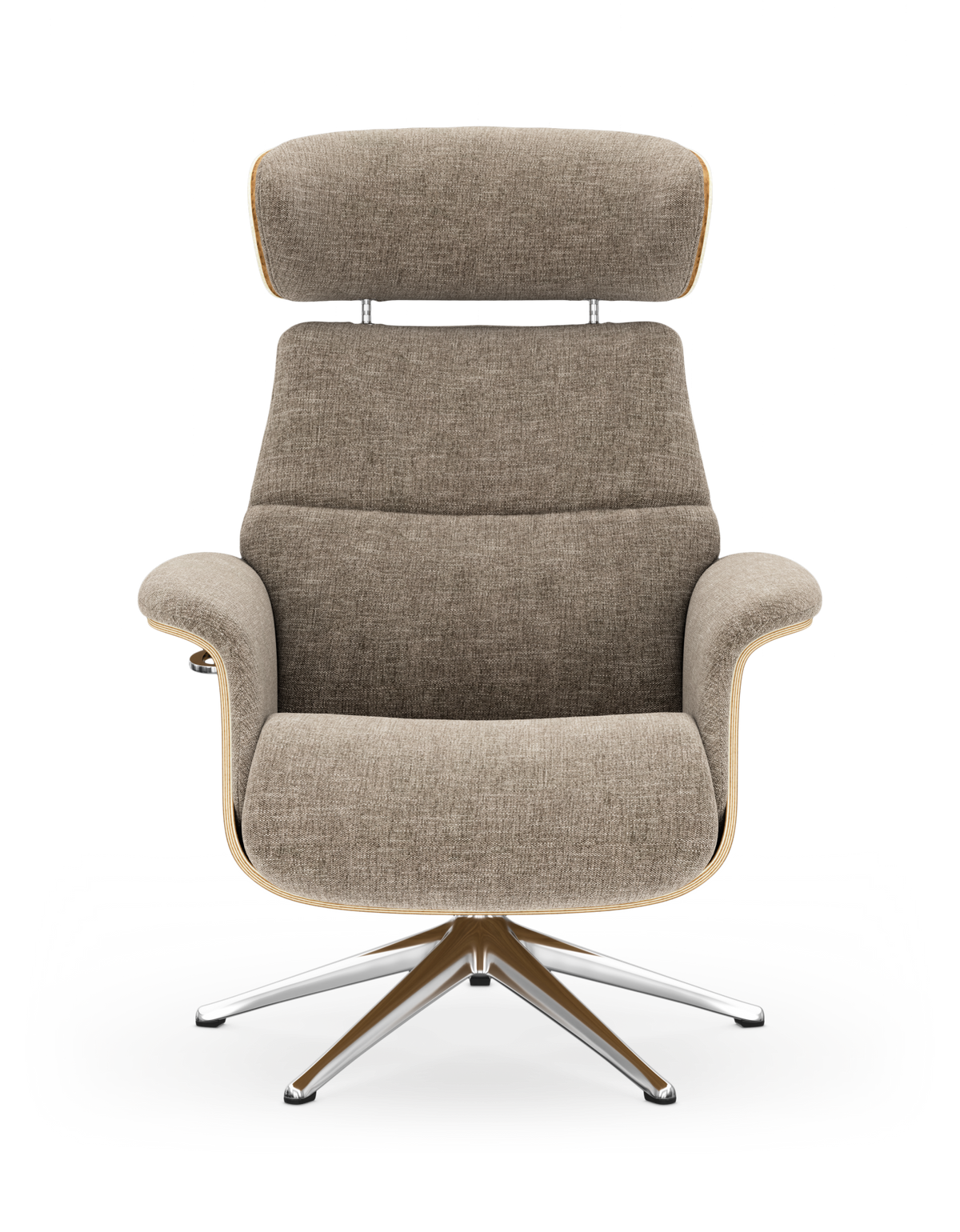 Beige loungestol med høj nakkepude, armlæn og drejeligt metalkryds, frilagt på hvid baggrund.