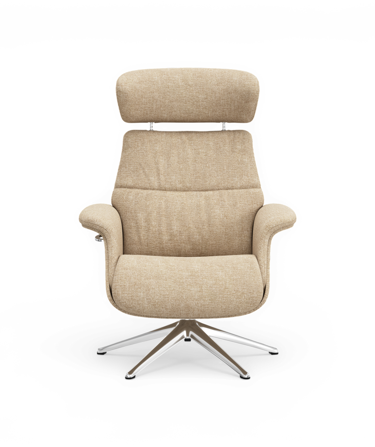 Beige lænestol i stof med justerbar nakkestøtte og krom drejefod, frilagt mod hvid baggrund.
