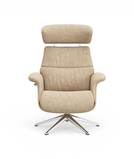 Beige lænestol i stof med justerbar nakkestøtte og krom drejefod, frilagt mod hvid baggrund.