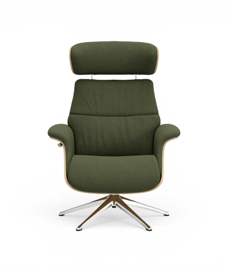 Olivgrøn polstret loungestol med nakkestøtte og drejelig metal-krydsfod, frilagt mod hvid baggrund.