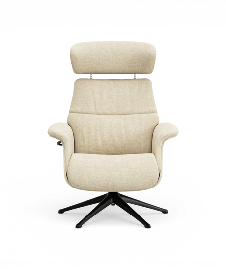 Beige lænestol med høj ryg og justerbar nakkestøtte på sort drejebase, set forfra.