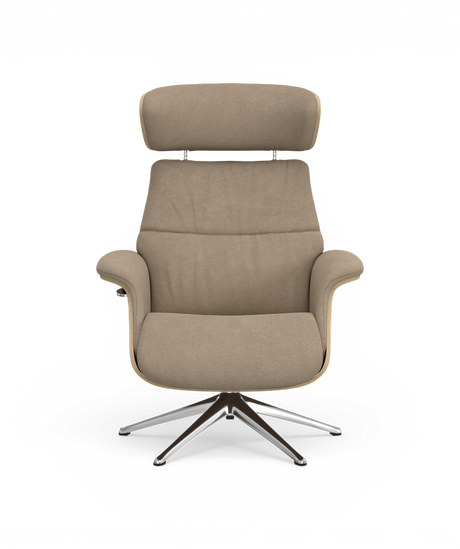 Beige polstret loungestol med nakkestøtte og drejelig metalstjernefod, frontvisning.