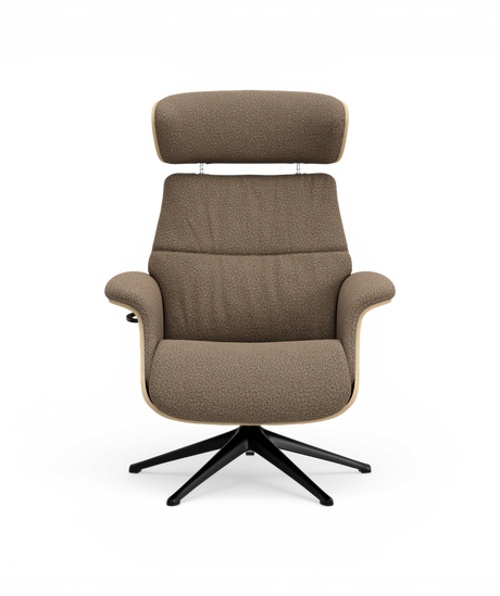 Brun loungestol med justerbar nakkestøtte og sort drejefod, frontvisning.