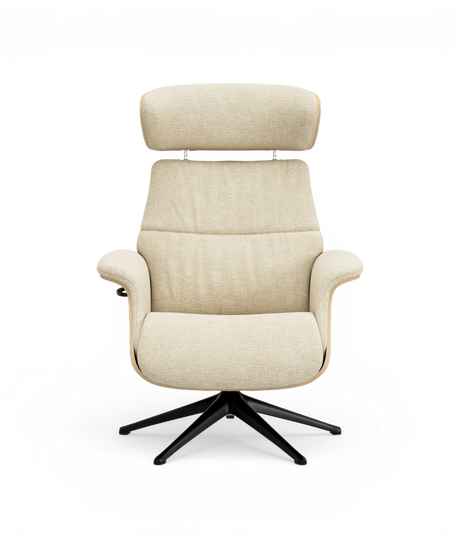 Beige lænestol med høj ryg og nakkestøtte på sort drejefod, set forfra.