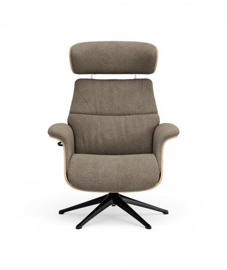 Moderne loungestol i beige/taupe stof med justerbar nakkestøtte og sort drejefod, fotograferet direkte forfra.