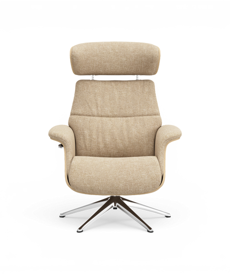 Beige stofbetrukket loungestol med høj nakkestøtte og krom drejefod, set forfra.