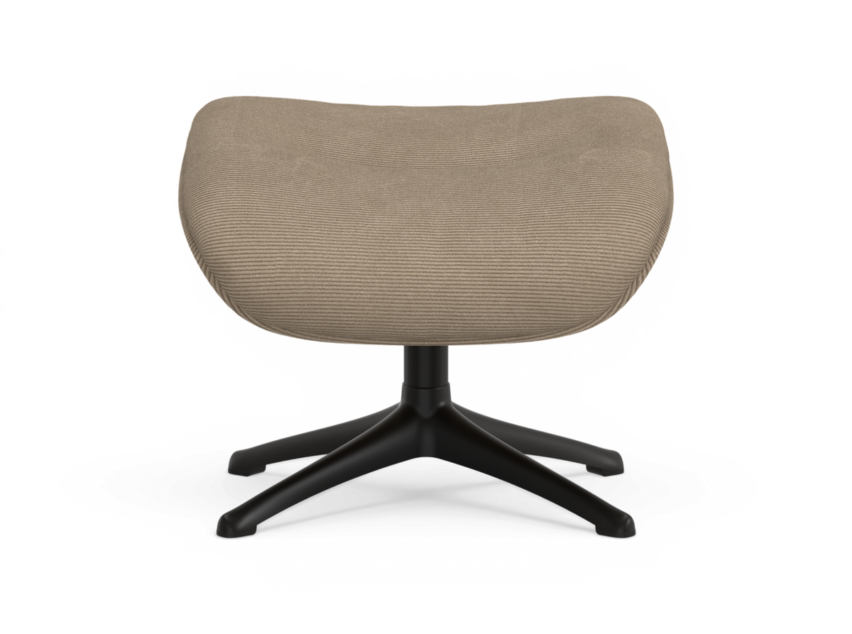 Beige polstret fodskammel/ottoman i riflet stof med sort metal-krydsfod, set forfra på hvid baggrund.