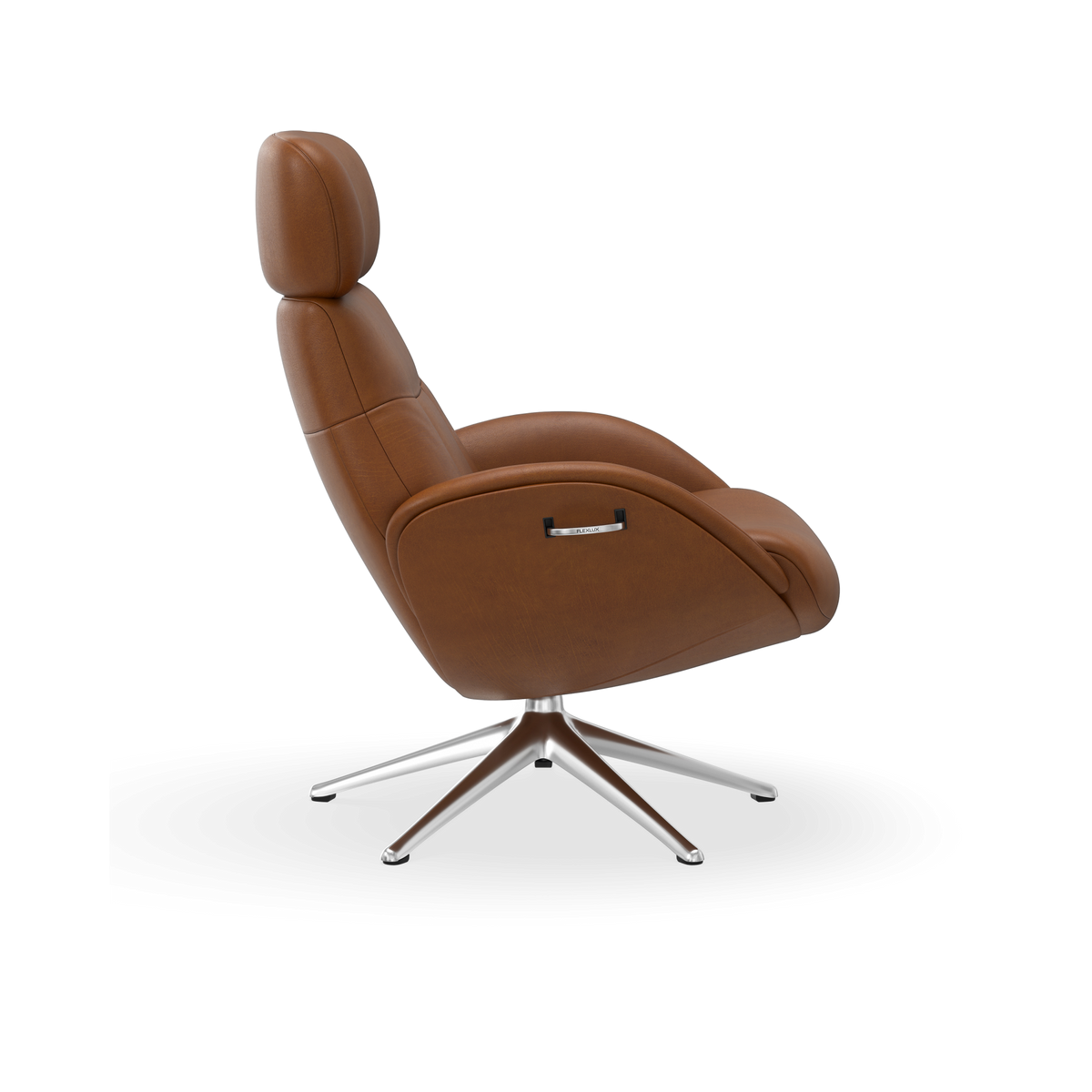 Brun læderlænestol i moderne design, sidevisning på drejefod i metal, frilagt mod hvid baggrund.