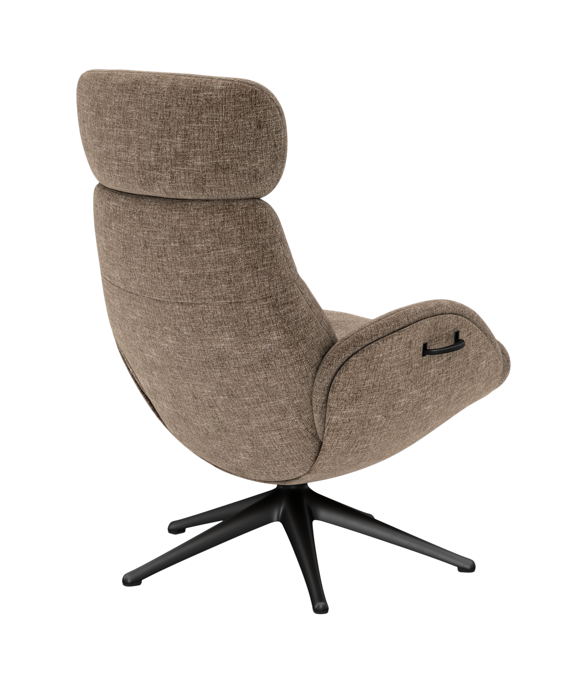Beige/brun lænestol i stof med høj nakkestøtte og sort stjernefod, set bagfra i trekvart vinkel.