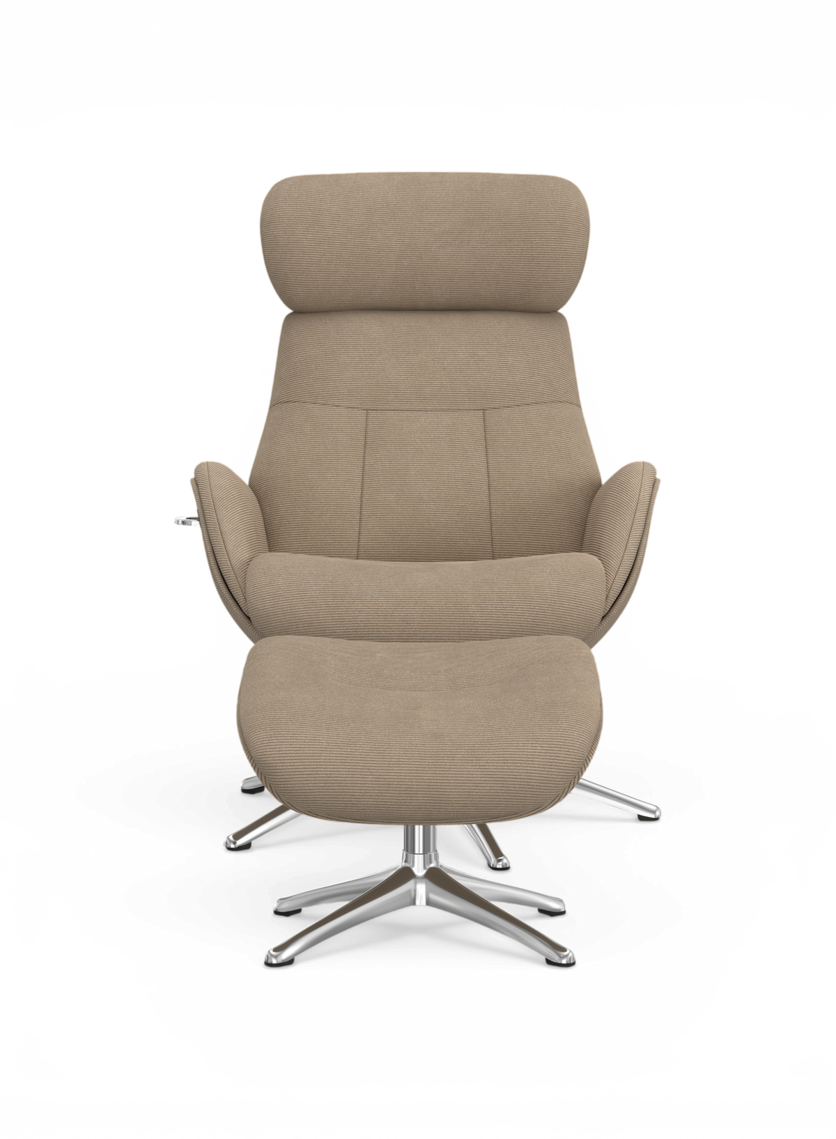 Beige loungestol med matchende fodskammel på kromede drejebaser, set forfra.