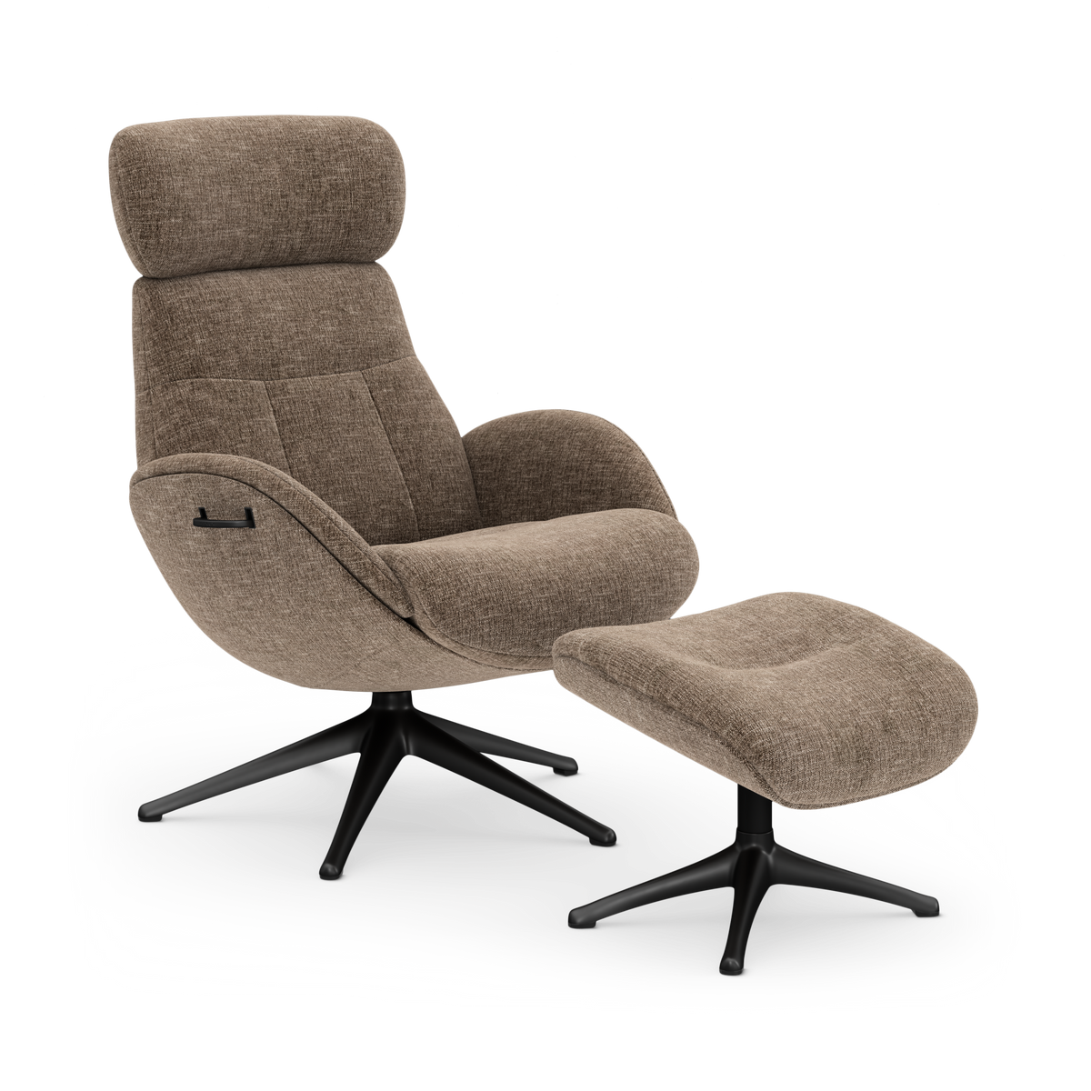 Brun recliner med fodskammel på sort drejestel, fritlagt på hvid baggrund.
