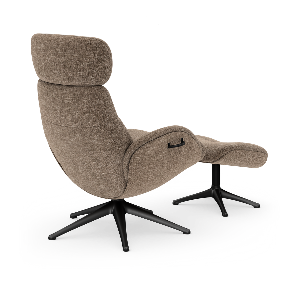 Lounge-stol med matchende fodskammel i beige stof på sorte drejefødder, set bagfra i studio.