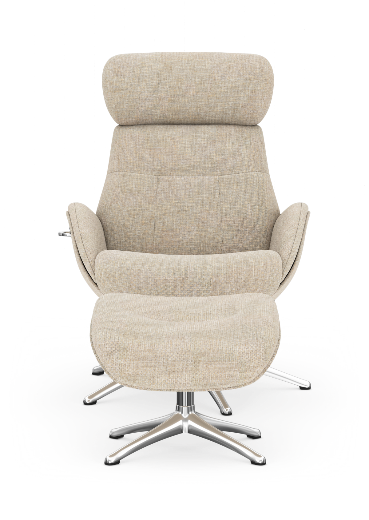 Beige loungestol med fodskammel på kromede krydsben, frilagt på hvid baggrund.
