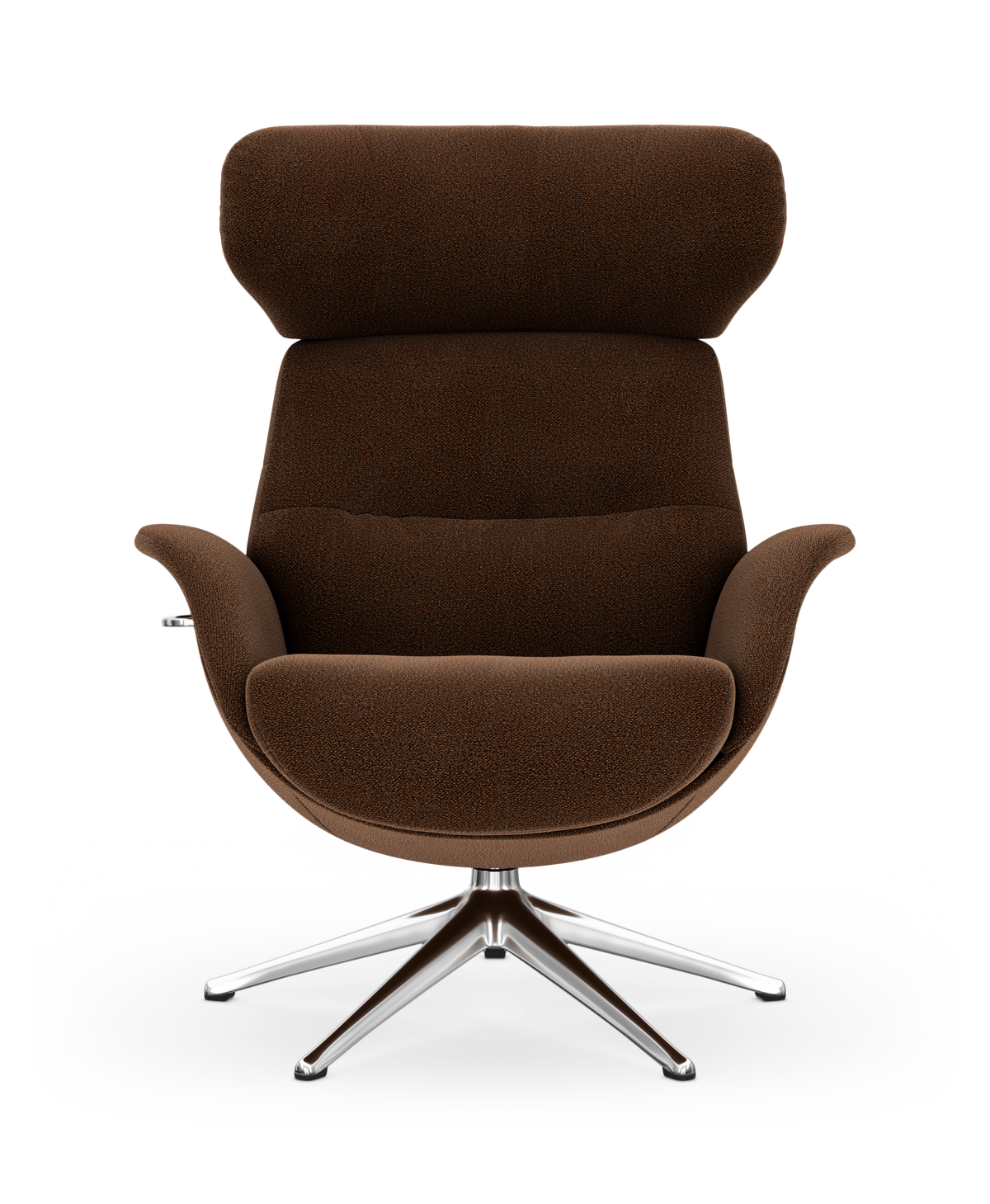 Brun lænestol i moderne design med høj ryg og krom drejebase, frilagt på hvid baggrund.