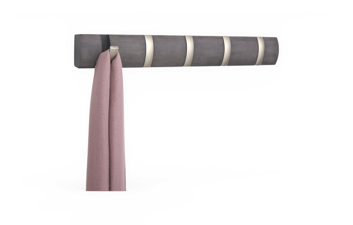 Vægmonteret knagerække i grå med foldbare metalkroge, en krog bærer et rosa tørklæde.