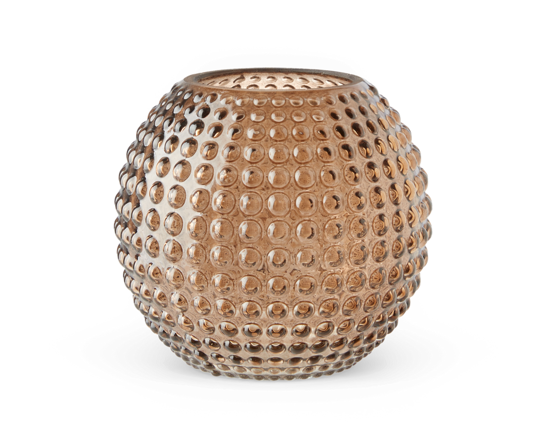 Ravfarvet glaslyslygte med nopret hobnail-struktur, frilagt mod hvid baggrund.