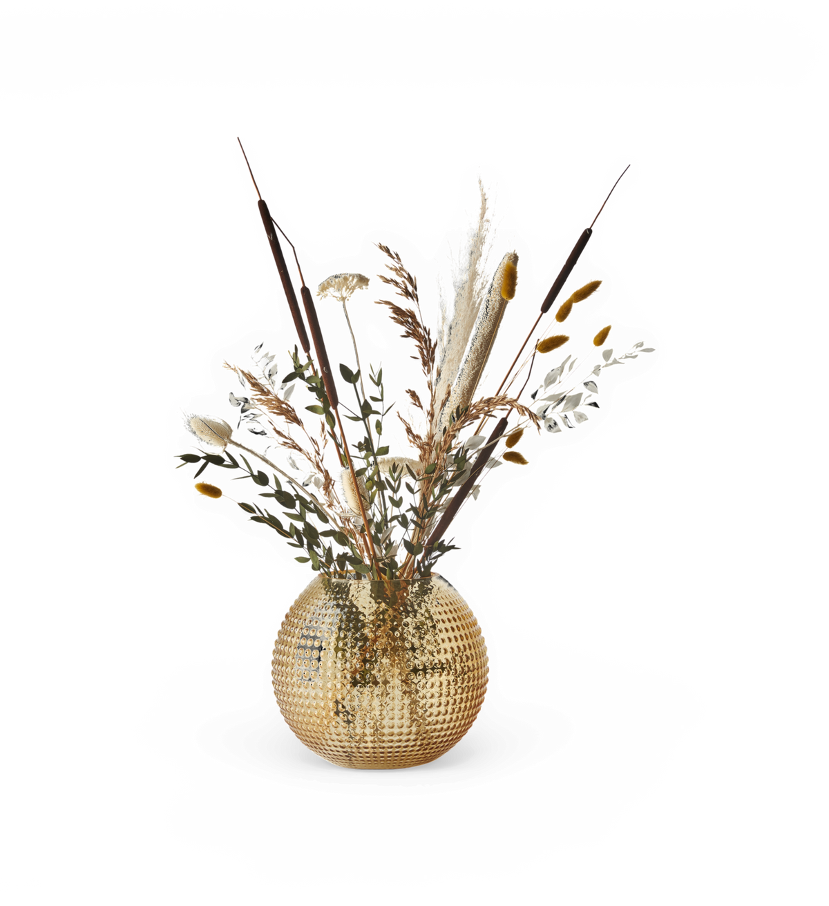 Rund gylden glasvase med prikket reliefmønster fyldt med tørrede græsser og blomster i beige og grønne nuancer.