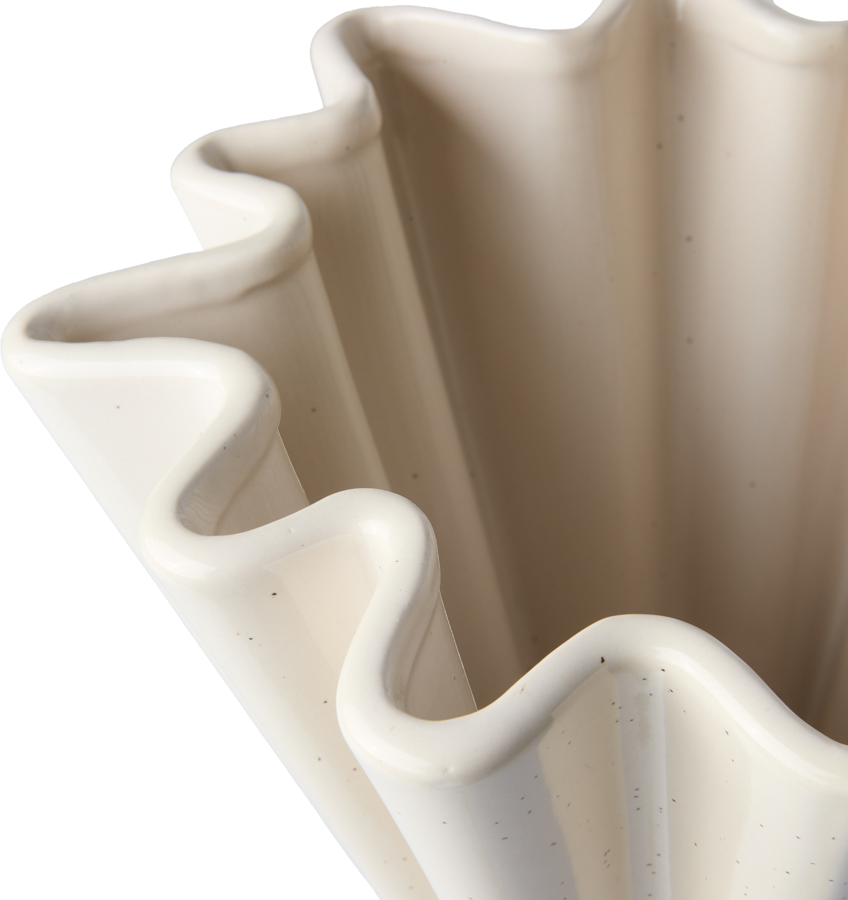 Nærbillede af en bølgeformet lysebeige keramisk vase med bølget kant.