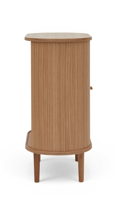 Ovalt sengebord i eg med lodrette lameller på koniske ben, frilagt frontvisning.