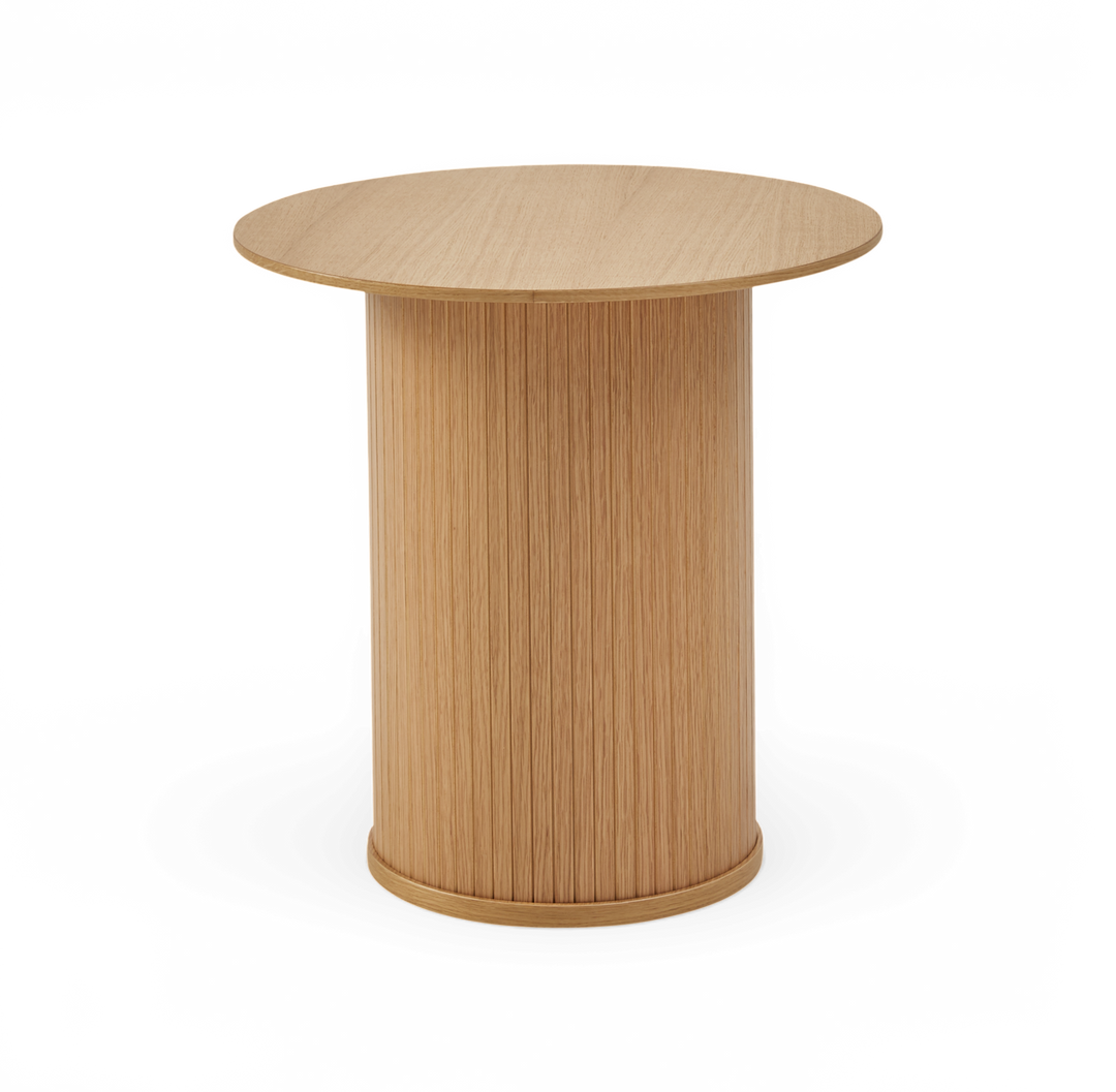 Rundt sidebord i lys eg med cylinderformet sokkel.