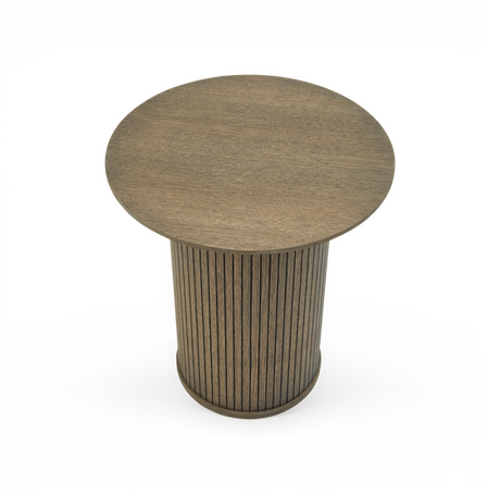Rundt sidebord i træ med riflede cylindrisk sokkel, frilagt på transparent baggrund.