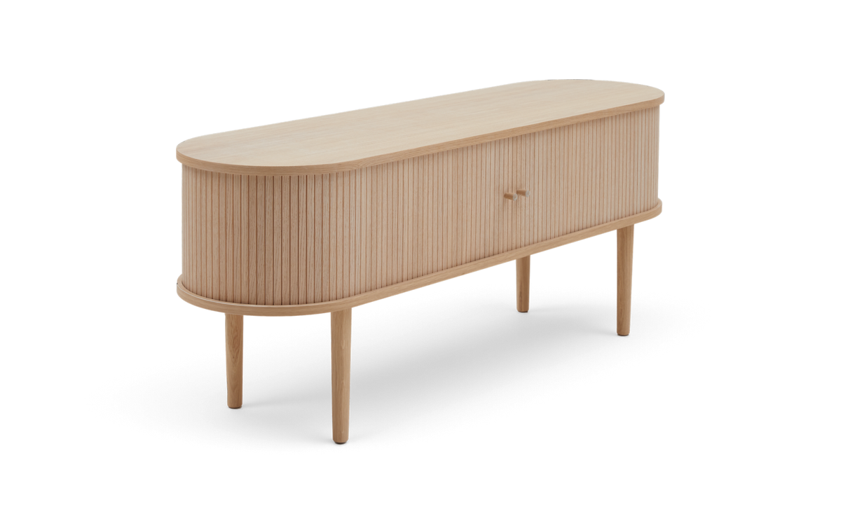 Lyst træsideboard med afrundede hjørner og riflede tamburdøre på slanke ben.