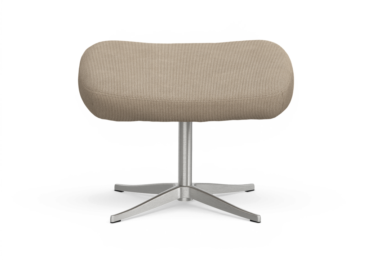 Beige fodskammel i fløjl/cord med firestjernet base i børstet metal, fritlagt på hvid baggrund