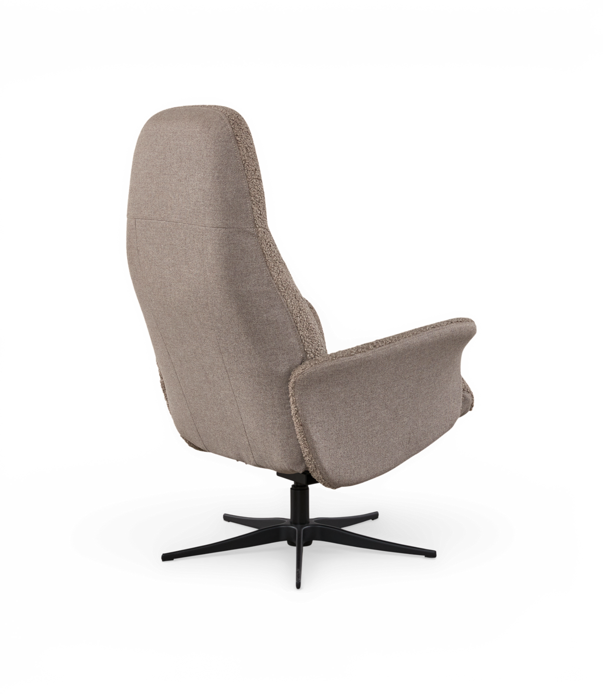 Bagvinklet visning af en beige polstret drejestol med sort firestjernet fod, frilagt på hvid baggrund.