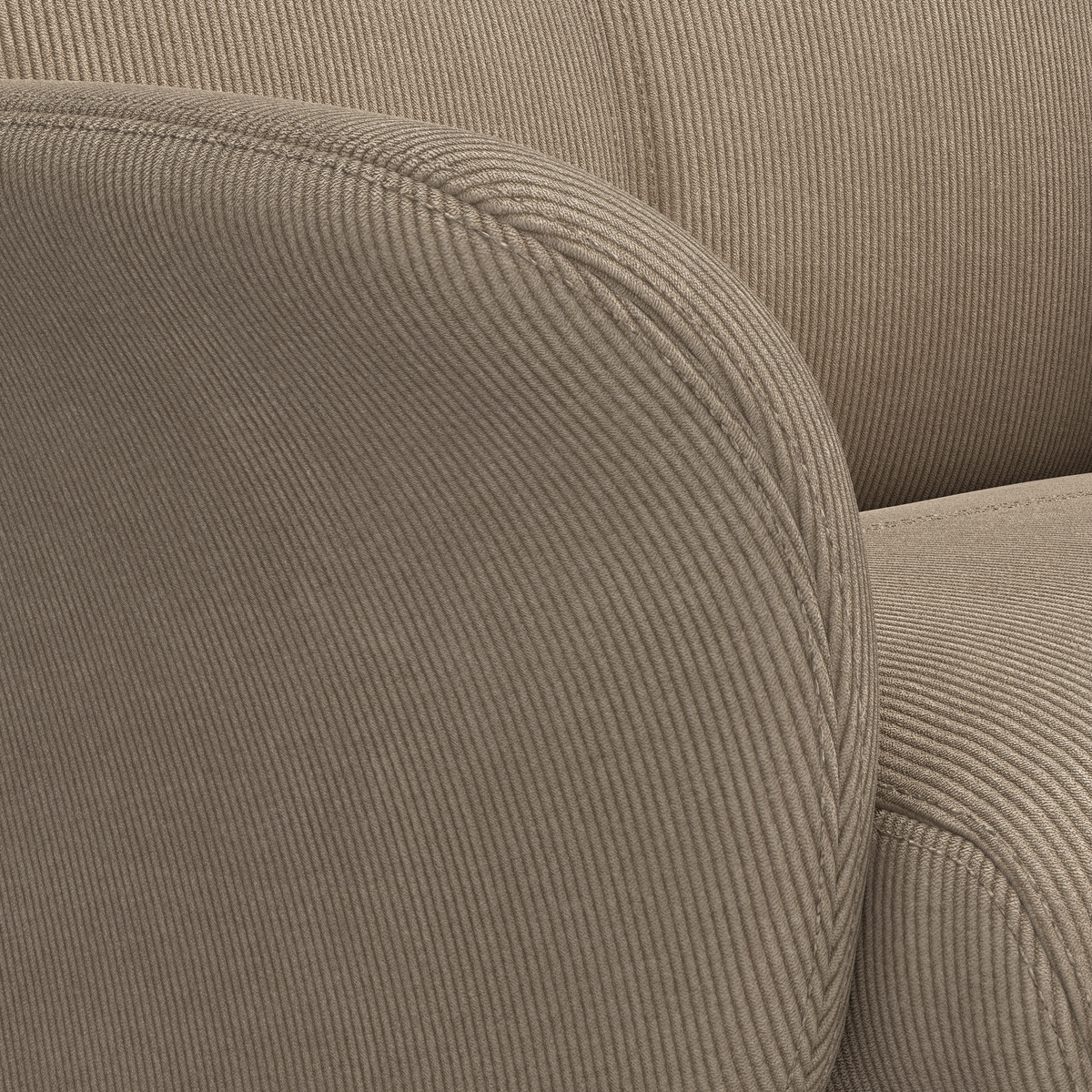 Nærbillede af beige fløjl/corduroy-sofas afrundede armlæn med rillet struktur.