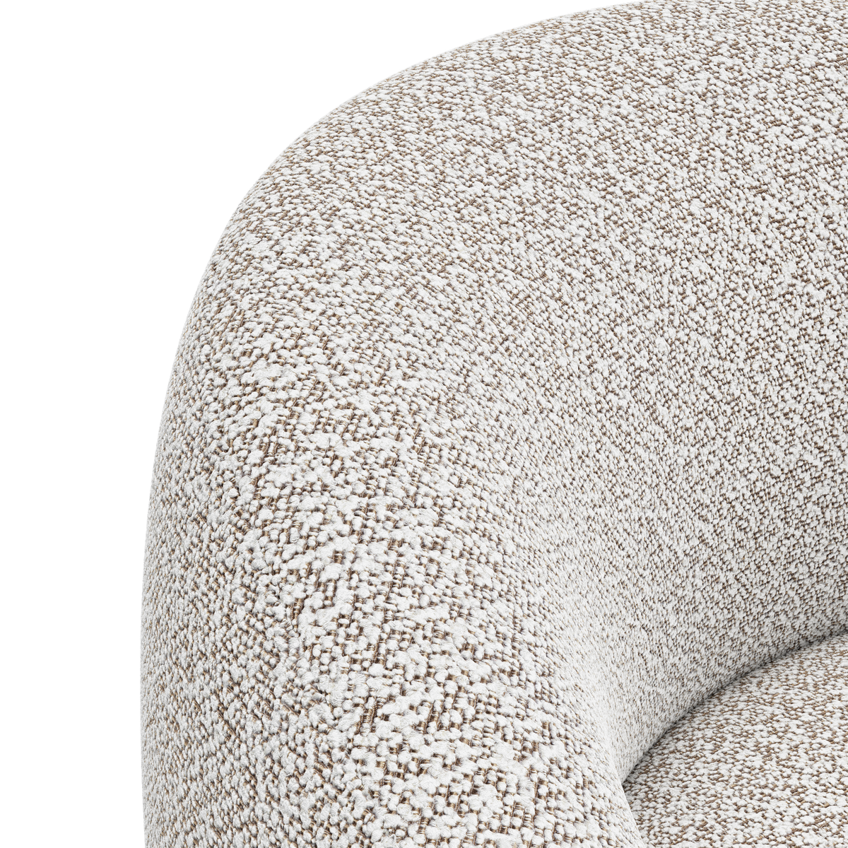 Nærbillede af en buet lænestol beklædt med beige-hvid boucléstof.
