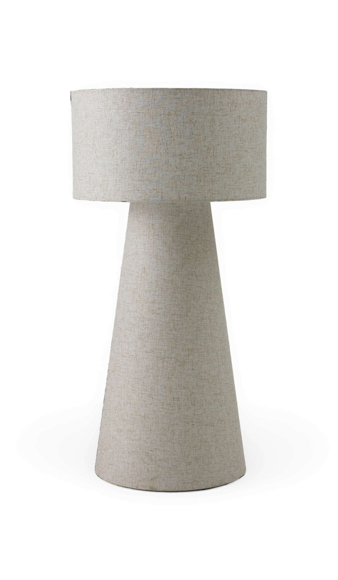Beige bordlampe i tekstil med konisk fod og cylindrisk skærm, frilagt mod sort baggrund.