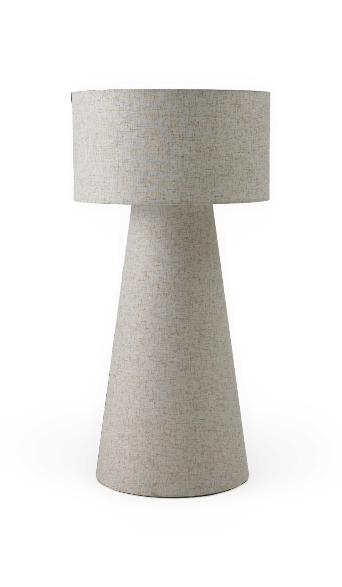 Beige bordlampe i tekstil med konisk fod og cylindrisk skærm, frilagt mod sort baggrund.
