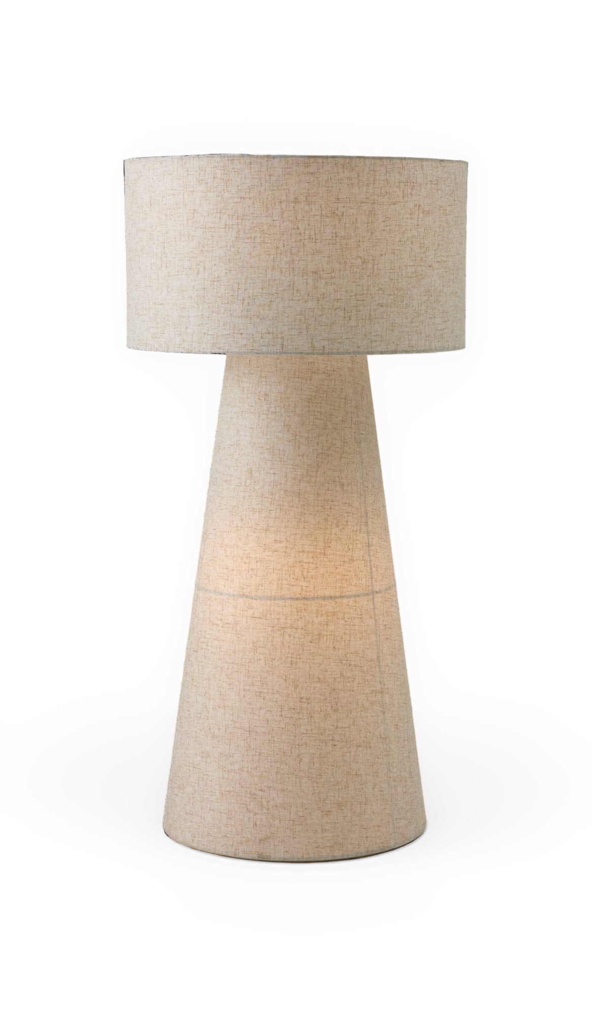 Beige bordlampe i stof med cylindrisk skærm og kegleformet fod, blød varm belysning.