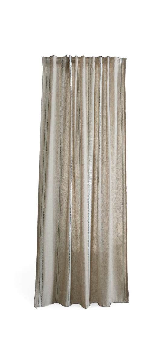 Beige, semitransparent gardin med lodrette striber.