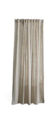 Beige gardin med lodrette striber, produktfoto på sort baggrund.