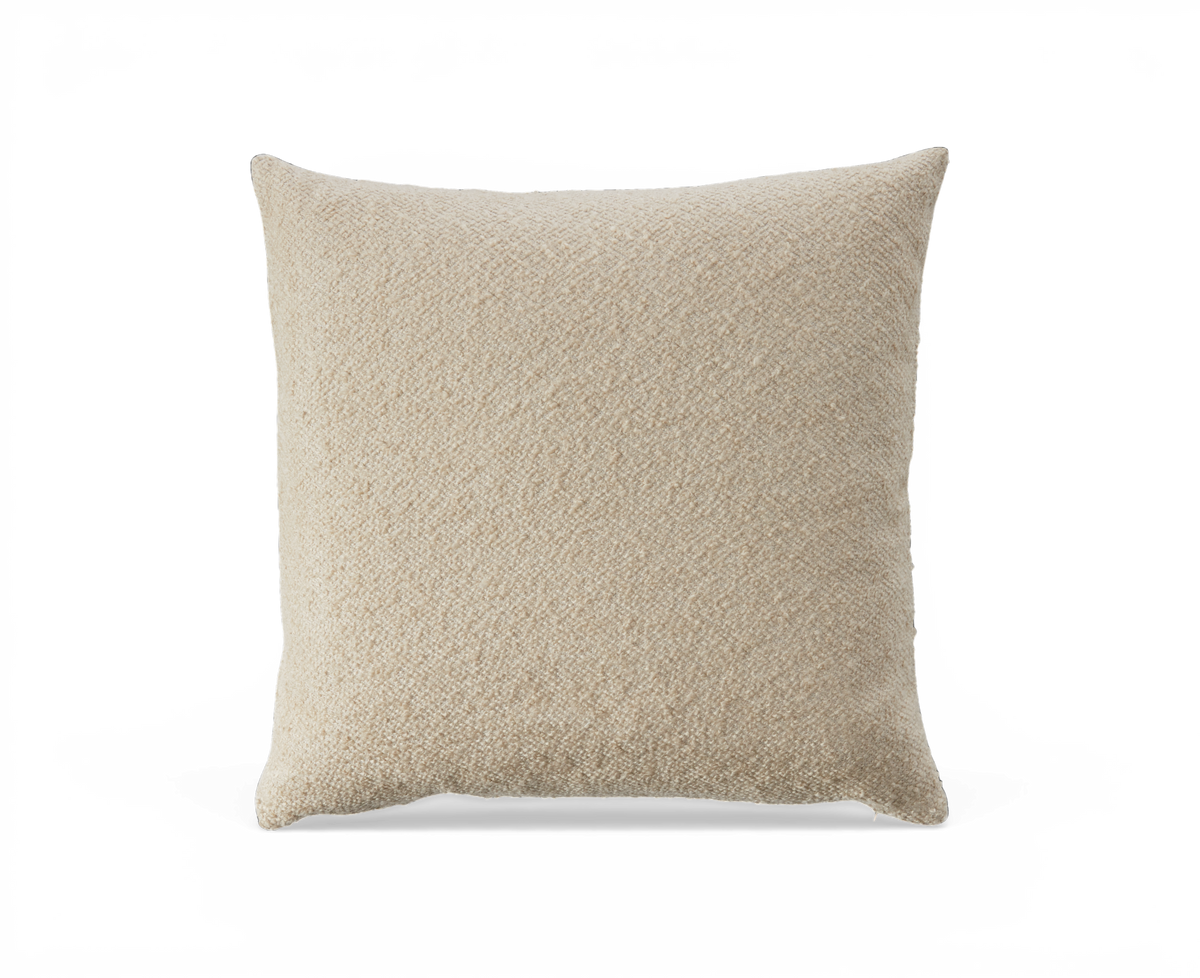 Beige, kvadratisk pyntepude i tekstureret stof.