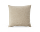 Beige, kvadratisk pyntepude i tekstureret stof.