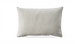 Rektangulær offwhite pude med tekstureret stof mod sort baggrund.