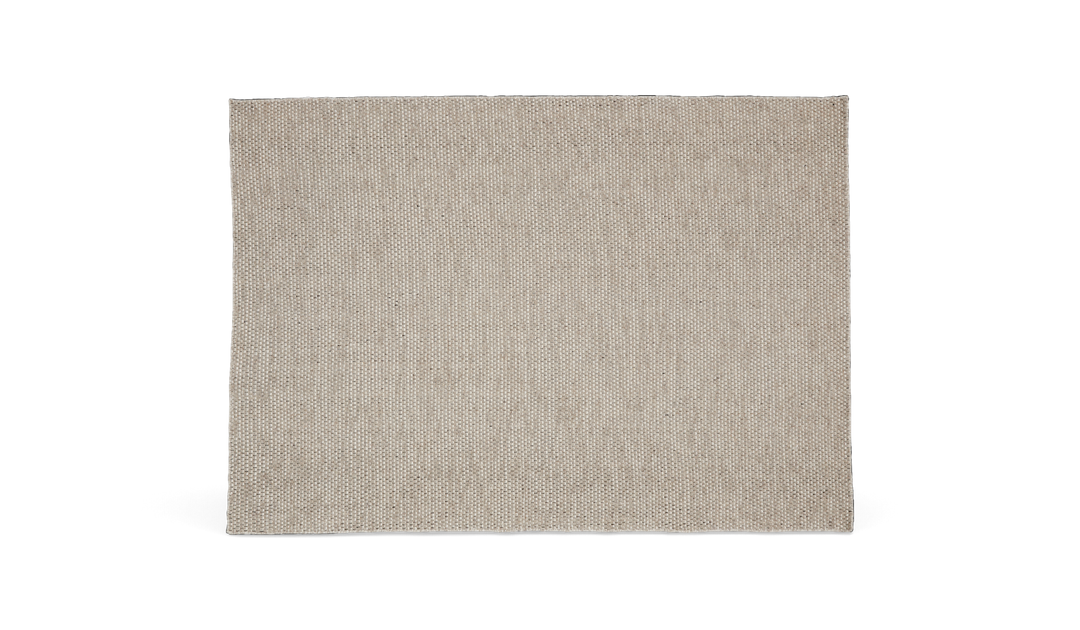 Beige vævet tæppe frilagt på hvid baggrund.