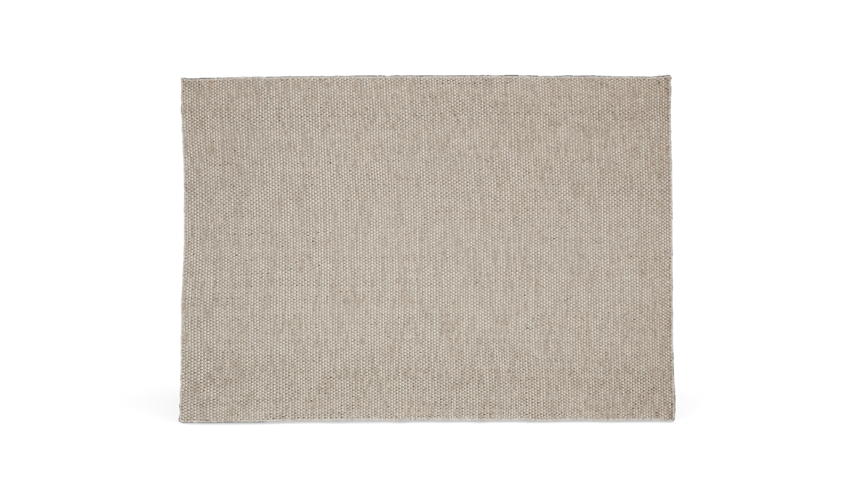 Beige vævet tæppe frilagt på hvid baggrund.